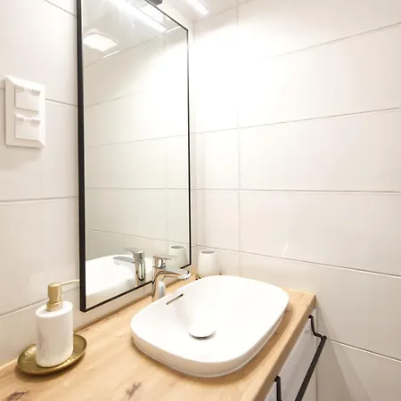 Lägenhet Lonyay Downtown By Firsthost *